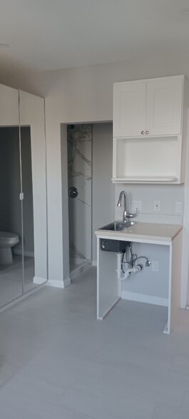 Building Photo - 30 W Beach St