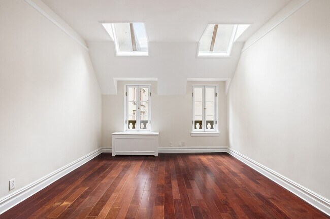 Building Photo - 127 E 69th St