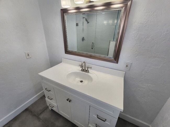 Building Photo - Beachside 3/2/1 Spacious Home