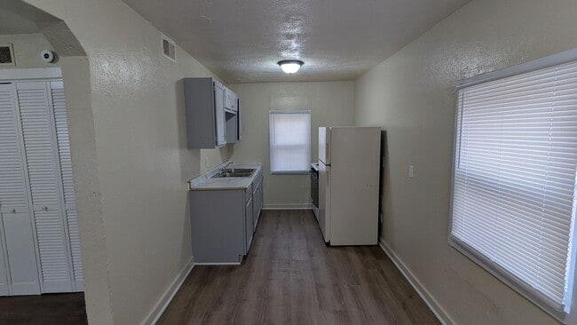 Building Photo - Newly renovated Akron apartment offering spacious rooms and a finished attic for flexible living ...