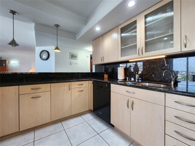 Building Photo - 2030 S Ocean Dr