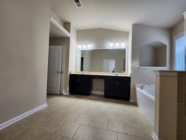 Building Photo - 229 Privet Cir