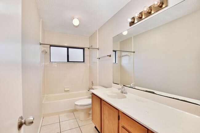 Building Photo - Spacious 4/3 Home with a Fenced Backyard and a 2 Car Garage in Hollowbrook - Winter Springs!