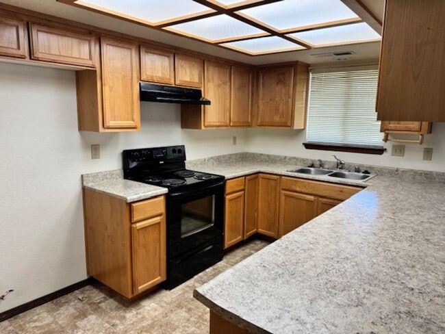 Building Photo - Arroyo Manor 3 Bedroom- with bonus room and 2 car garage!