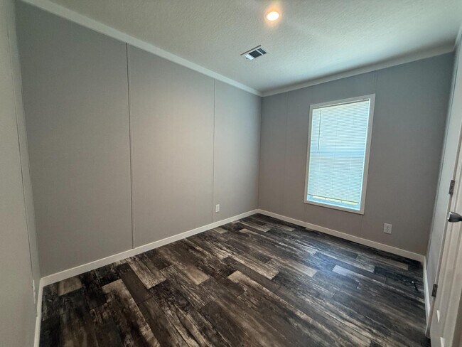 Building Photo - 4901 N Vaughn Rd