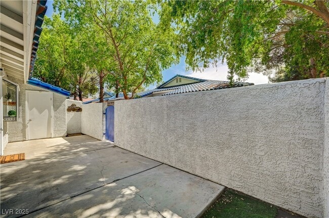 Building Photo - 2040 Willowbury Dr