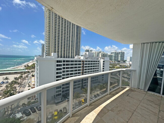 Building Photo - Stunning furnished 3-bedroom, 3-bathroom c...