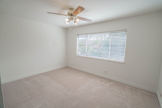 Building Photo - Old Orchard 1 - 4 Bedroom Home in Valencia!