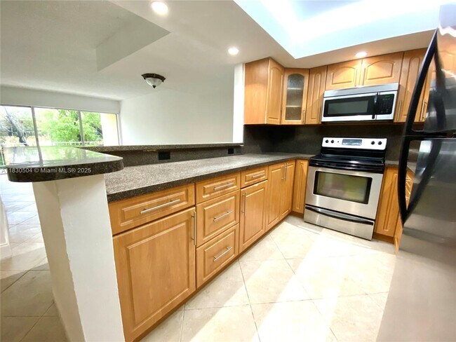 Building Photo - 9371 Fontainebleau Blvd