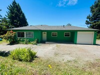 Building Photo - 3 bed, 1 bath Blue Lake home, with picture...