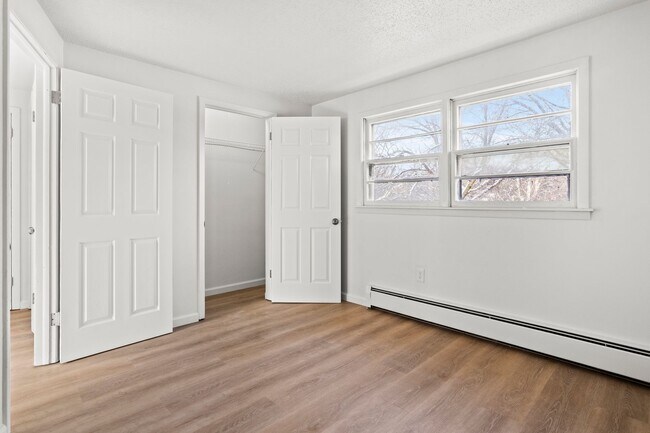 Building Photo - 2 Bed/1 Bath RENOVATED Apartment located i...