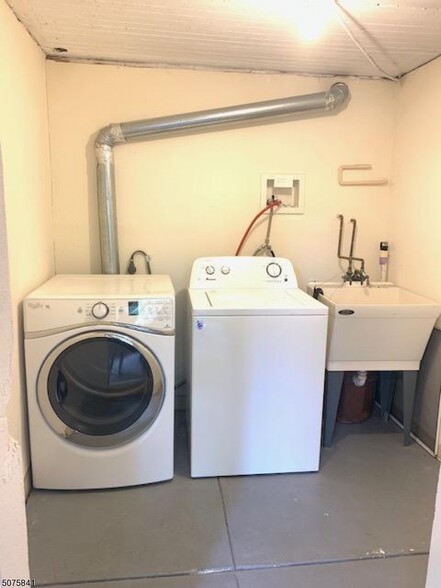 Laundry Room - 207 Holly St