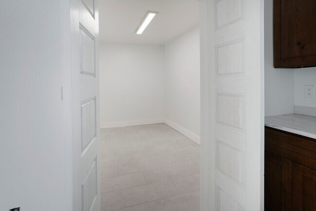 Building Photo - Renovated 2 bedroom 1 bathroom with office space Baldwin Park