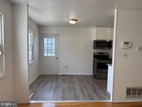 Building Photo - 28 Keith St