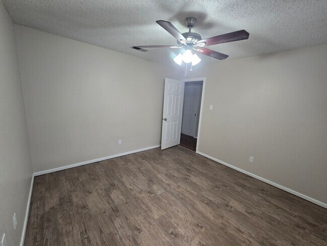 Building Photo - Great updated 4 bedroom 2.5 bath home, 2 c...
