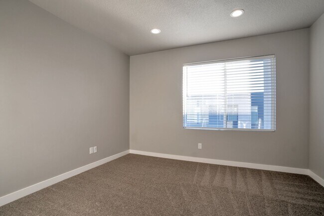 Building Photo - Beautiful 4 Bed - 3 Bath Townhome in Great Clearfield Location! Available on June 10th!