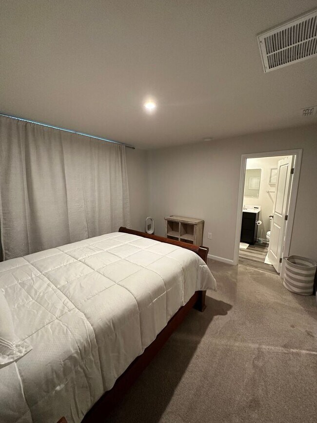 Building Photo - FULLY FURNISHED like-new Townhouse w/ Garage