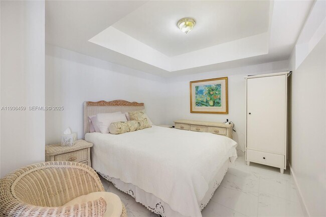 Building Photo - 16425 Collins Ave