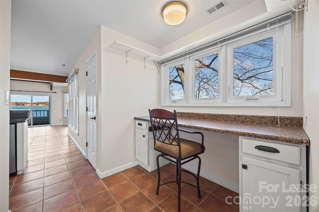 Building Photo - 372 Northwest Dr