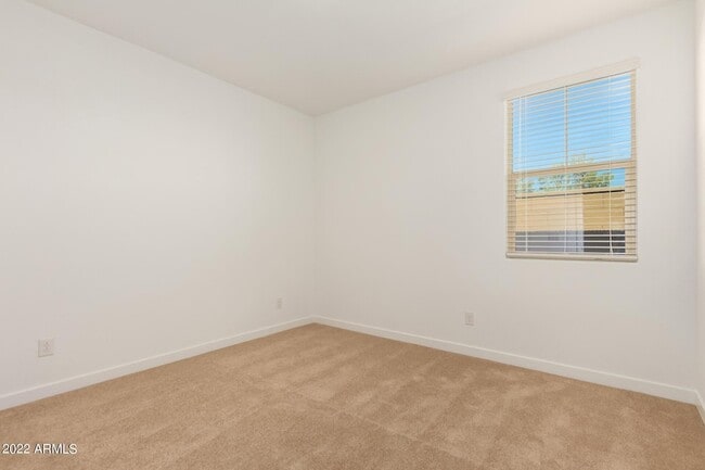 Building Photo - 132 E Teakwood Dr