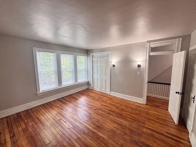 Building Photo - 4 Bedroom, 2 Full Baths Harrisburg House for Rent