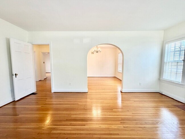 Building Photo - 2414 Brighton Dr