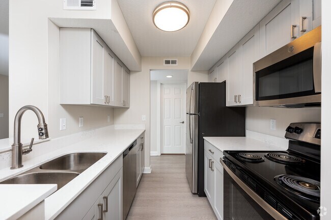 Kentucky Derby w/Breakfast Bar- Renovated - Hunt Club Apartments