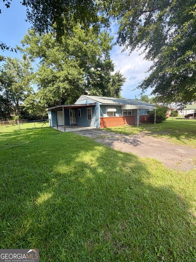 Building Photo - 208 Crescent Dr