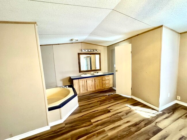 Building Photo - 600 Old Spanish Trail