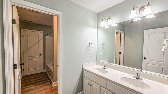 Building Photo - 831 Landing Dr