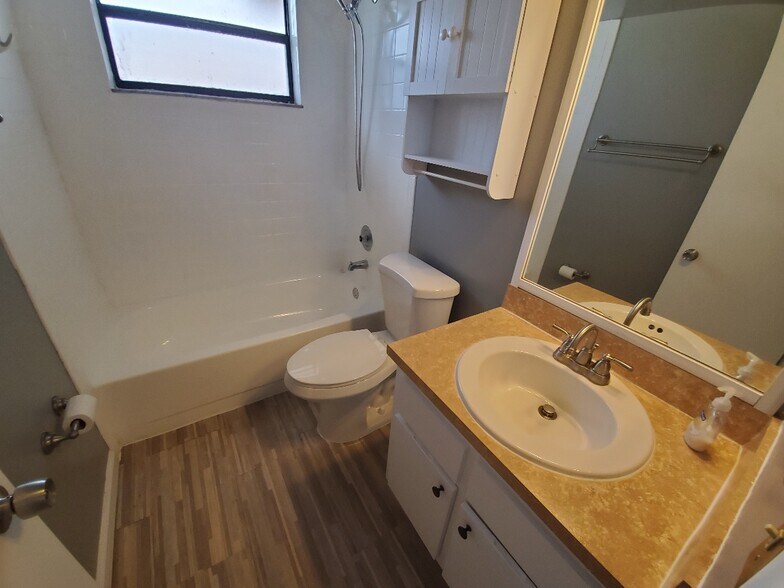 Building Photo - 2570 W 67th Pl