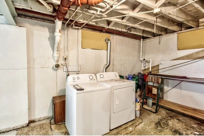 Building Photo - 2 Bedroom Full of Character
