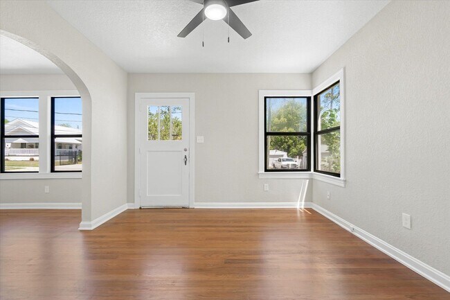 Building Photo - 9 Spencer St