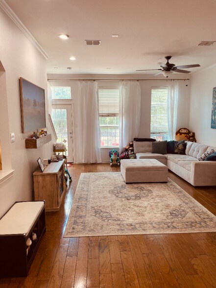 Primary Photo - 5023 Parkview Pl