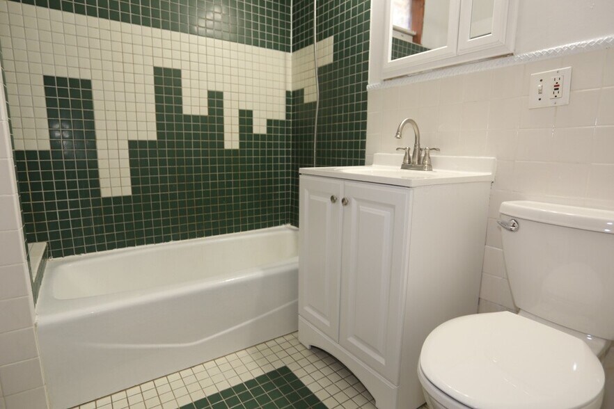 Building Photo - 1326 N Claremont Ave