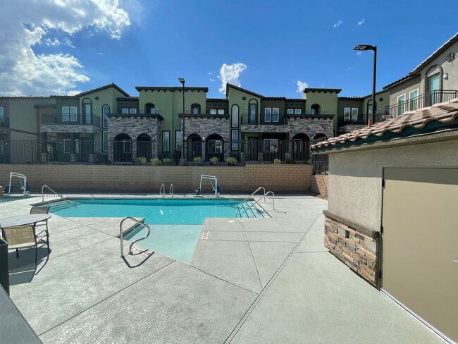 Building Photo - Beautiful Townhome in Providence Gated Com...