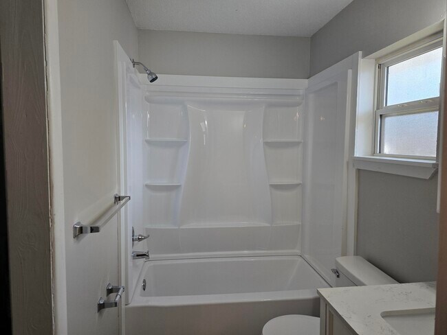 Building Photo - 109 Chicago Ave SE