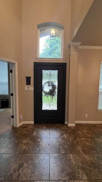 Foyer with high ceilings - 18439 Rogers Bend