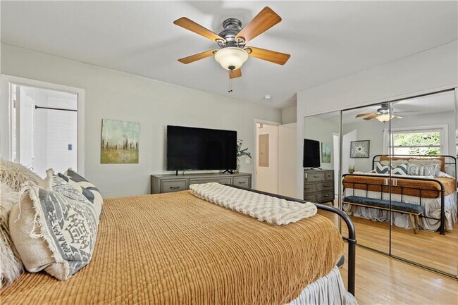 Building Photo - 3831 Greenhill Dr
