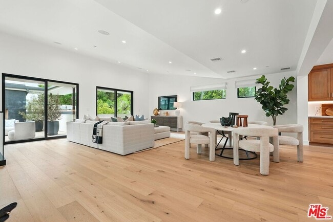 Building Photo - 913-913 1/2 N Beverly Glen Blvd