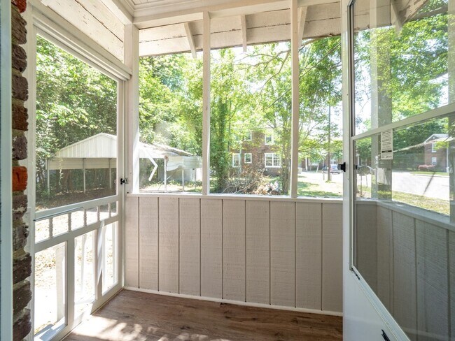 Building Photo - Oversized Renovated Downtown Cottage