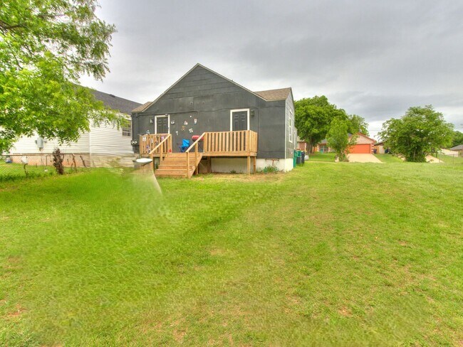 Building Photo - Completely Remodeled 1 Bedroom, 1 Bath Duplex!