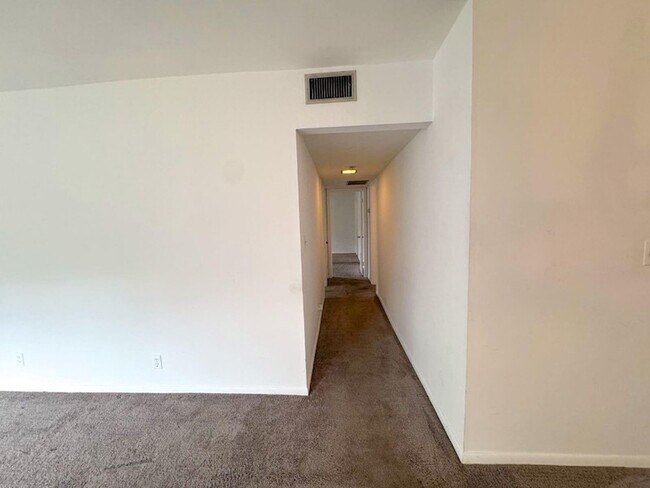 Building Photo - 12 NE 19th Ct