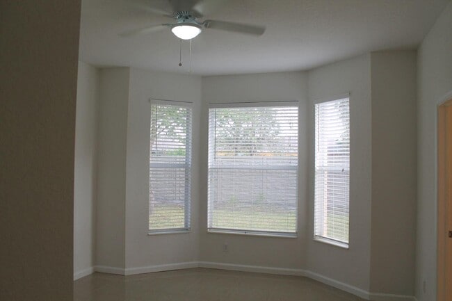 Building Photo - 1804 SW Jamesport Dr