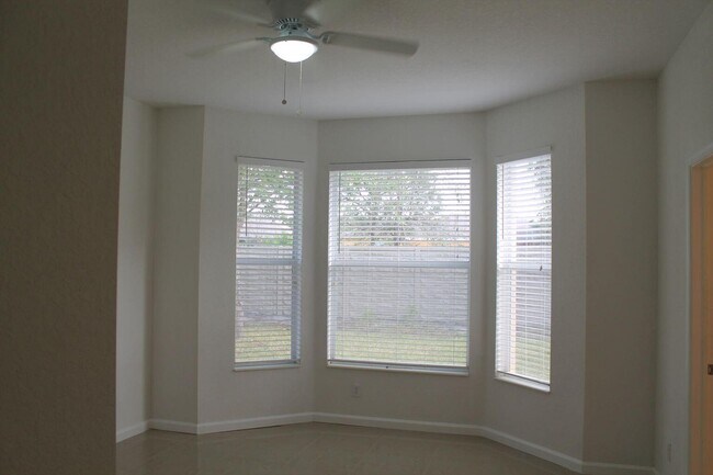 Building Photo - 1804 SW Jamesport Dr