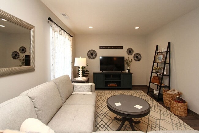 Building Photo - Beautiful Furnished Townhouse -Shorter Ter...