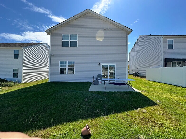 Building Photo - Room in House on Moore Crk Dr