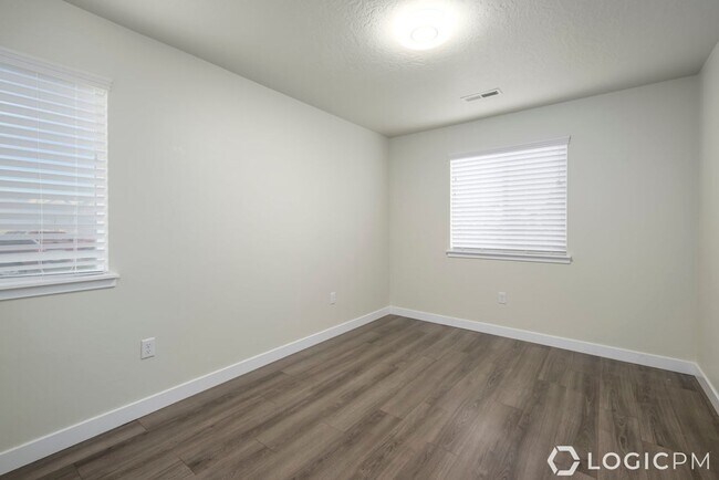 Building Photo - Stunning Row-End Townhome In Excellent Loc...