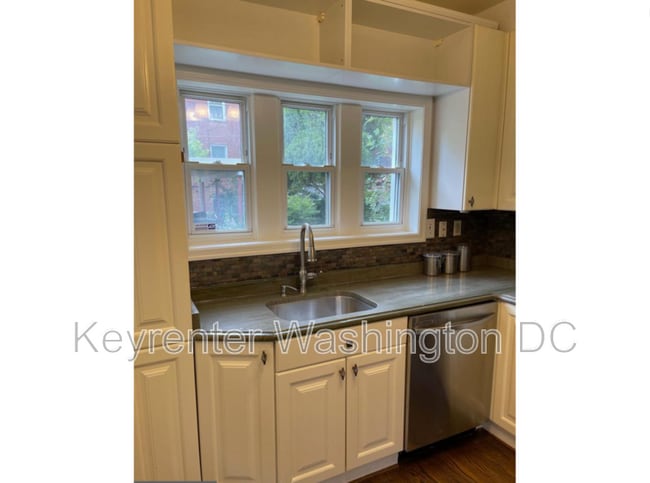 Building Photo - 242 Emerson St NW