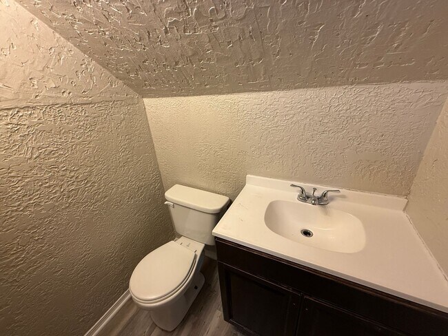 Building Photo - Huge 4 Bedroom in West Tulsa